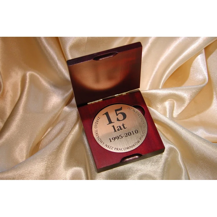 Medal o średnicy 70mm w etui drewnianym 10x9,5cm z dwoma gniazdami (komplet)