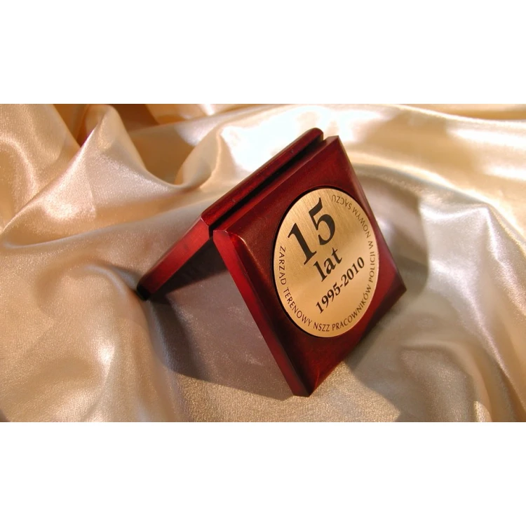 Medal o średnicy 70mm w etui drewnianym 10x9,5cm z dwoma gniazdami (komplet)