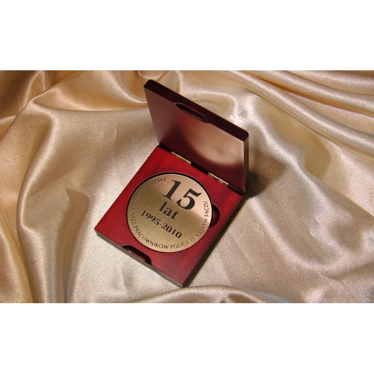 Medal o średnicy 70mm w etui drewnianym 10x9,5cm z dwoma gniazdami (komplet)
