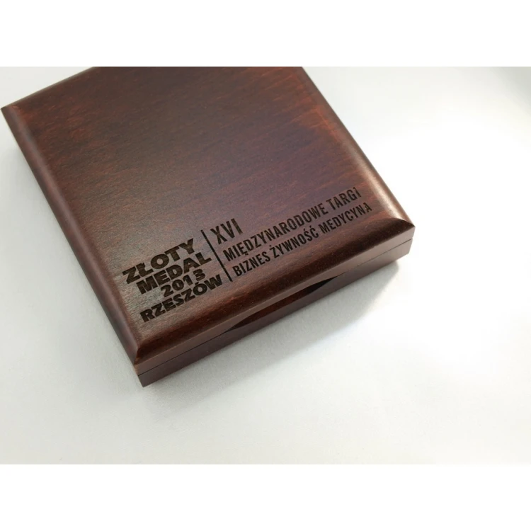 Kasetka etui drewniane z dwoma gniazdami na medal o średnicy 80mm - KAS12