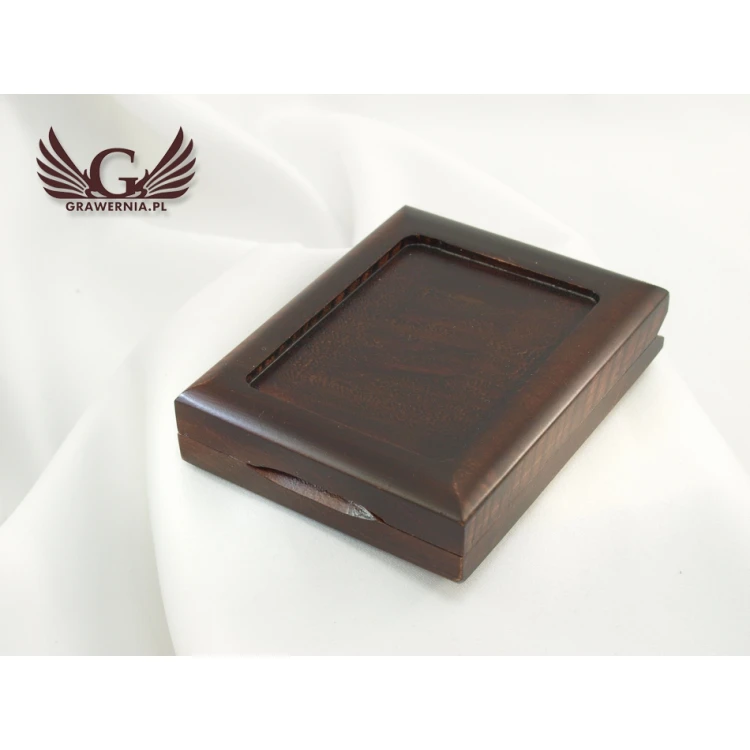 Kasetka etui drewniane z podwójnym gniazdem na medal o wymiarach 51x68mm