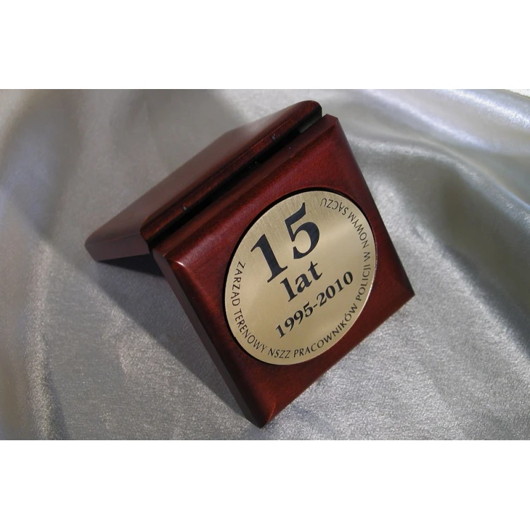 Medal o średnicy 70mm w etui drewnianym 10x9,5cm z dwoma gniazdami (komplet)