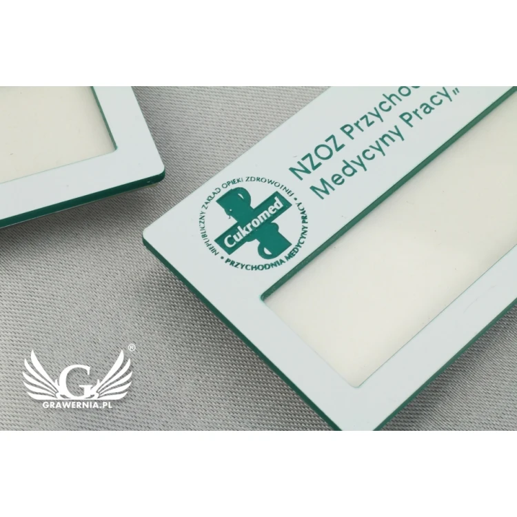 Identyfikator z okienkiem - White M - ID025