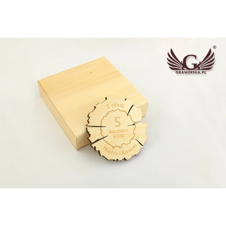  Medal drewniany na 5 rocznicę ślubu (drewnianą) w kasecie z drewna - kolor jasny - MGR011