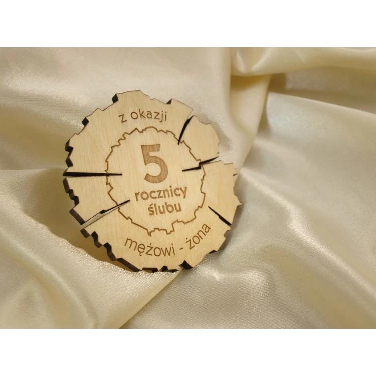 Medal drewniany na 5 rocznicę ślubu (drewnianą) w kasecie z drewna - kolor jasny - MGR011