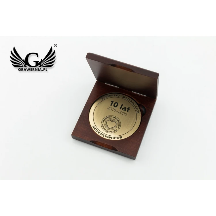 Medal o średnicy 70mm w etui drewnianym 10x9,5cm z dwoma gniazdami (komplet)