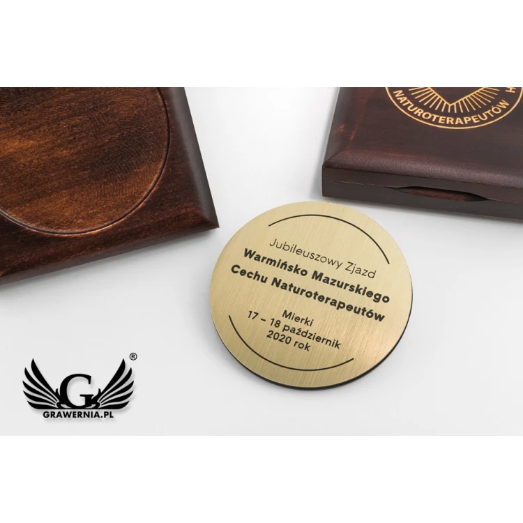 Medal o średnicy 70mm w etui drewnianym 10x9,5cm z dwoma gniazdami (komplet)