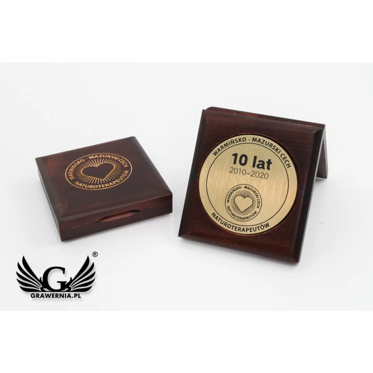Medal o średnicy 70mm w etui drewnianym 10x9,5cm z dwoma gniazdami (komplet)