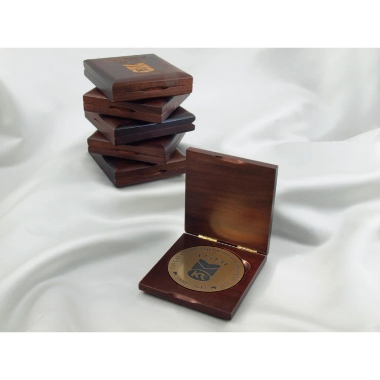 Medal o średnicy 70mm w etui drewnianym 10x9,5cm z dwoma gniazdami (komplet)
