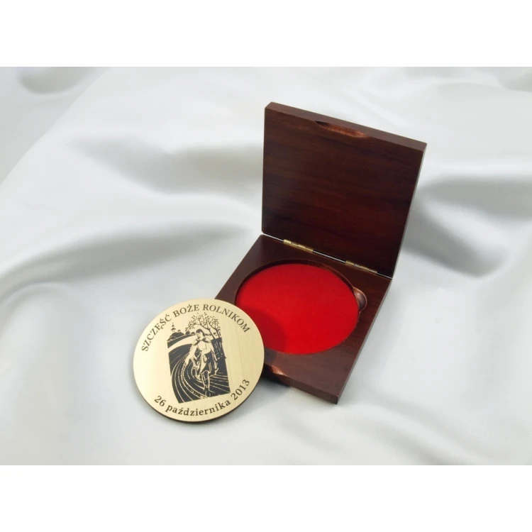 Medal o średnicy 70mm w etui drewnianym 10x9,5cm z dwoma gniazdami (komplet)