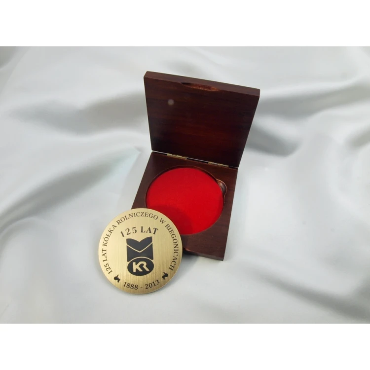 Medal o średnicy 70mm w etui drewnianym 10x9,5cm z dwoma gniazdami (komplet)