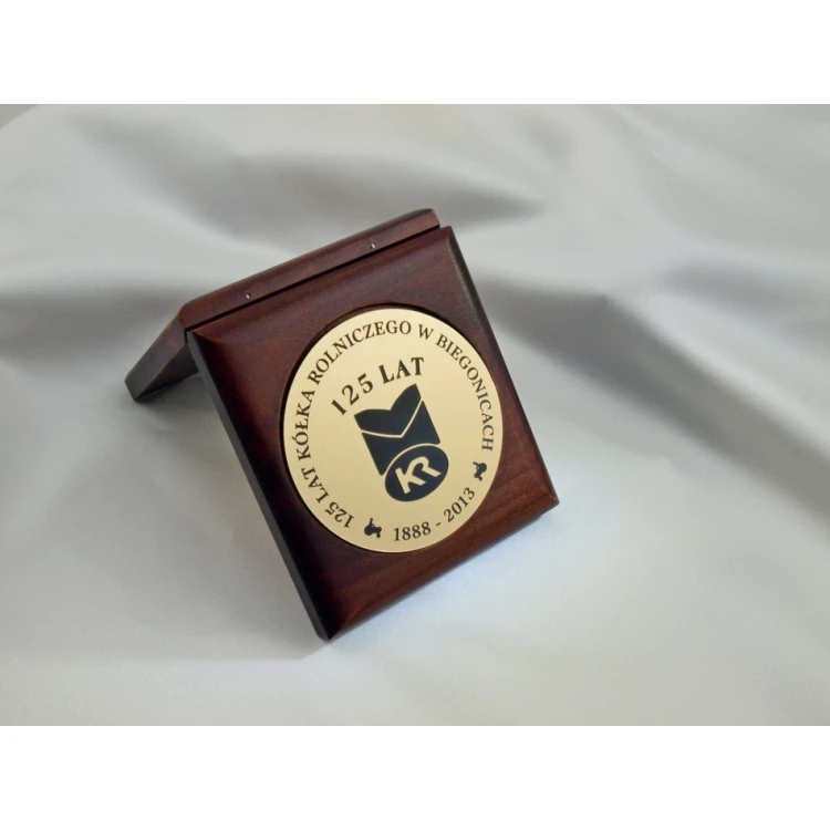 Medal o średnicy 70mm w etui drewnianym 10x9,5cm z dwoma gniazdami (komplet)