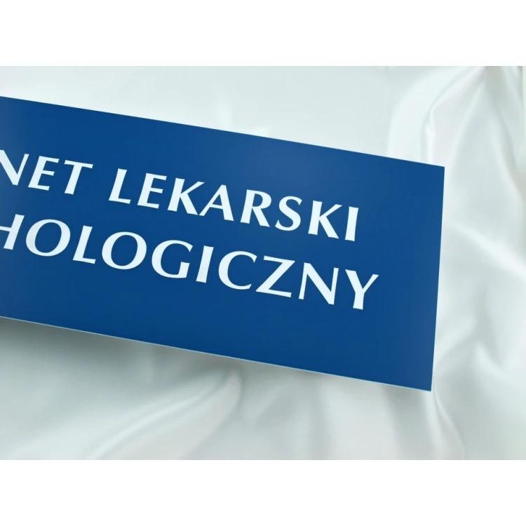 Szyldy dla przychodni lekarskiej z nazwami pomieszczeń, logotypem, numeracją - wymiary: 42x15cm