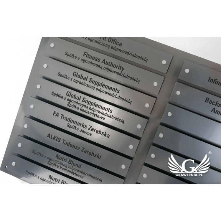 Tablica informacyjna na dystansach - grawerowana laserem - wym: 880x598mm - TAB099