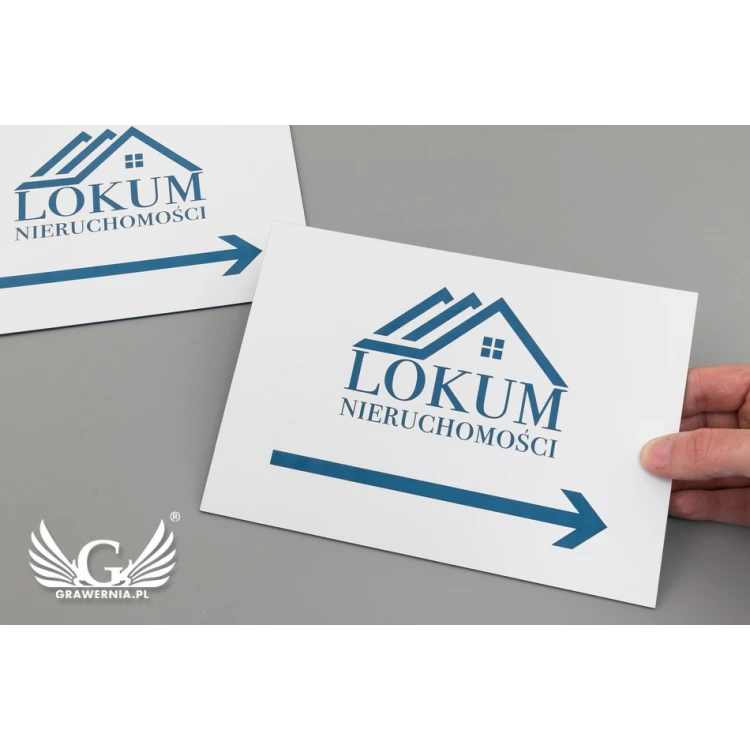 Tabliczka kierunkowa z logotypem firmy - wym. 210x148mm (A5) - biały laminat z kolorowym grawerem - TAB090
